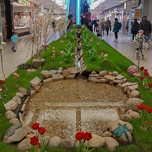 Foto eines Frühjahrsbeets mit Wasserlauf im Innenraum